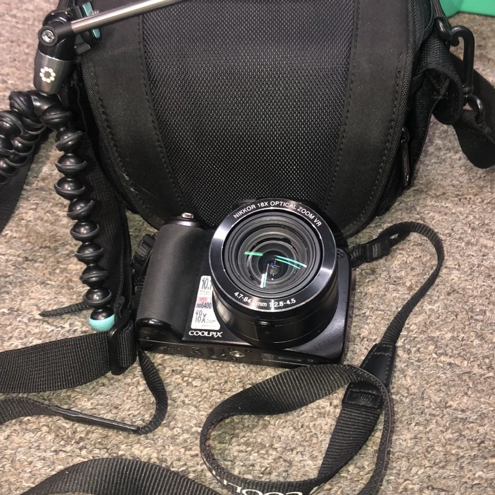 Nikon Coolpix P80 Digital Camera w case and tripod - Picture 3 of 5